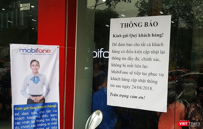 Nhà mạng MobiFone dán thông báo lùi thời hạn bổ sung thông tin thuê bao 