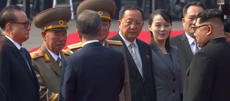 Toàn cảnh cuộc gặp lịch sử giữa Chủ tịch Triều Tiên Kim Jong Un và Tổng thống Hàn Quốc Moon Jae In ảnh 14