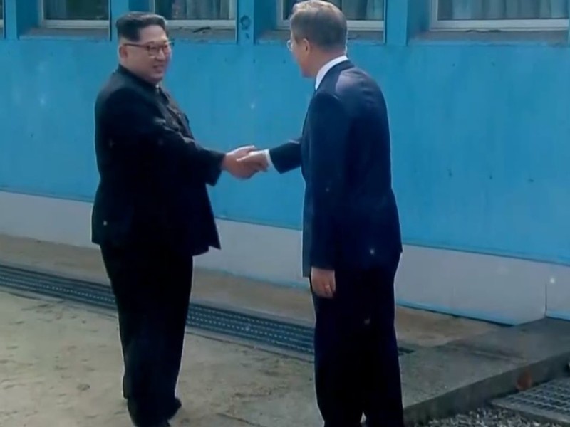 Toàn cảnh cuộc gặp lịch sử giữa Chủ tịch Triều Tiên Kim Jong Un và Tổng thống Hàn Quốc Moon Jae In ảnh 4