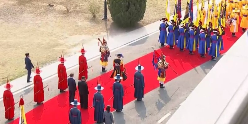 Toàn cảnh cuộc gặp lịch sử giữa Chủ tịch Triều Tiên Kim Jong Un và Tổng thống Hàn Quốc Moon Jae In ảnh 9