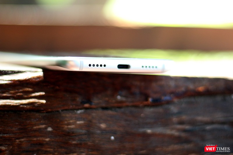 Cổng USB-C và loa ở cạnh dưới Cổng USB-C và loa ở cạnh dưới