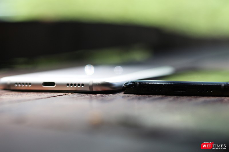 Có thể thấy độ dày của Mi 8 và Mi 6 là "người tám lạng, kẻ nửa cân" Có thể thấy độ dày của Mi 8 và Mi 6 là "người tám lạng, kẻ nửa cân"