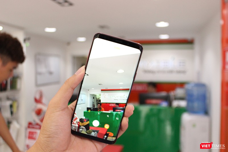 Khả năng chụp ảnh của Galaxy S9 Plus rất tuyệt vời. Hai camera phía sau đều có độ phân giải 12 MP, nhưng có thể tự động điều chỉnh khẩu độ từ f/1.5 đến f/2.4 để cho ra những bức ảnh xóa phông đẹp hơn Khả năng chụp ảnh của Galaxy S9 Plus rất tuyệt vời. Hai camera phía sau đều có độ phân giải 12 MP, nhưng có thể tự động điều chỉnh khẩu độ từ f/1.5 đến f/2.4 để cho ra những bức ảnh xóa phông đẹp hơn