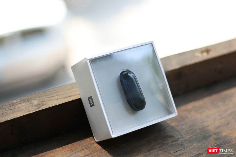 Mi Band 3 được đựng trong một chiếc hộp màu trắng, Sản phẩm này đang có mặt tại thị trường Việt Nam dưới dạng hàng xách tay, với mức giá khoảng 900.000 đồng.