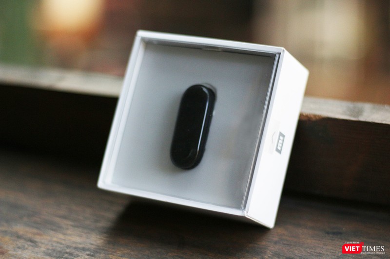 Trong hộp ngoài chiếc Mi Band 3 còn có dây sạc và sách hướng dẫn sử dụng