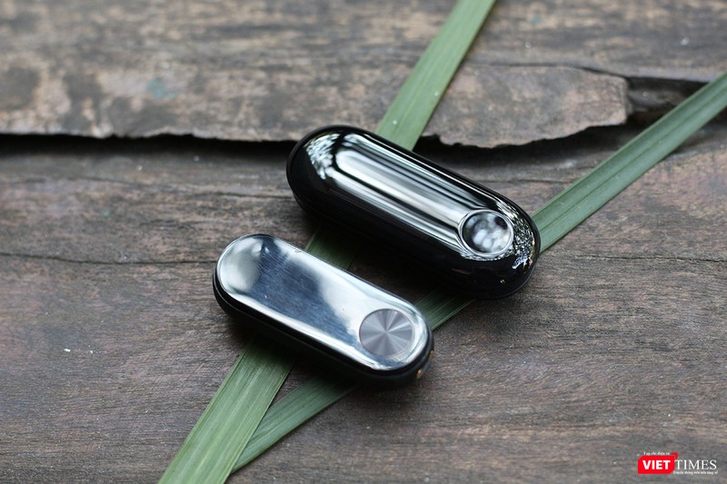 Có thể thấy kích thước của Mi Band 3 lớn hơn nhiều so với Mi Band 2. Đây là sự thay đổi thứ 4 mà Xiaomi đã thực hiện với Mi Band 3. Với kích thước lớn, những người có cổ tay nhỏ đeo vòng tay này sẽ không đẹp