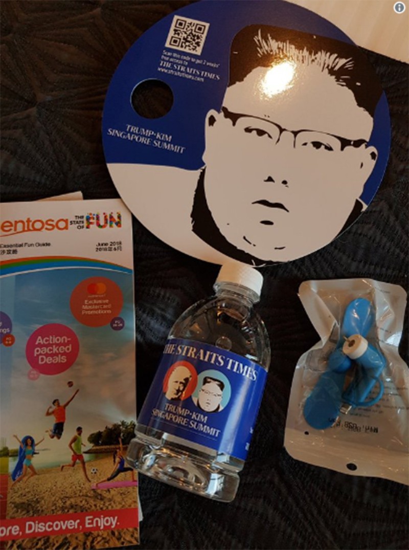 Những đồ vật trong túi quà của BTC phát cho phóng viên