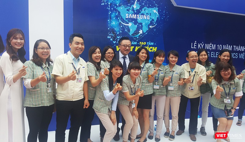 ông Koh Dong Jin, Tổng Giám đốc điều hành Bộ phận Thiết bị di động của Samsung chụp ảnh lưu niệm với các nhân viên công ty Samsung Electronics Bắc Ninh (SEV) ông Koh Dong Jin, Tổng Giám đốc điều hành Bộ phận Thiết bị di động của Samsung chụp ảnh lưu niệm với các nhân viên công ty Samsung Electronics Bắc Ninh (SEV)