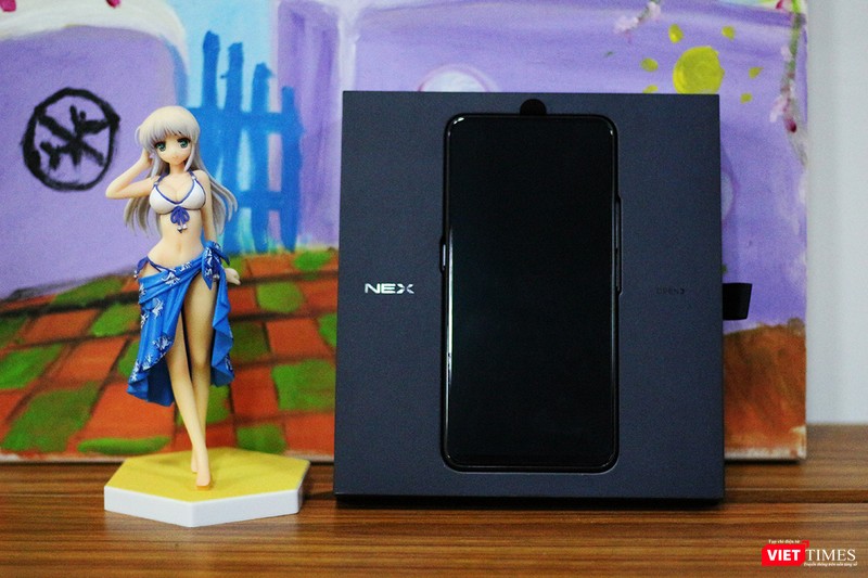 Khi mở nắp hộp, chúng ta thấy ngay chiếc Vivo Nex A được đặt ở chính giữa. Mặt kính bóng lộn như đánh xi. Khi mở nắp hộp, chúng ta thấy ngay chiếc Vivo Nex A được đặt ở chính giữa. Mặt kính bóng lộn như đánh xi.
