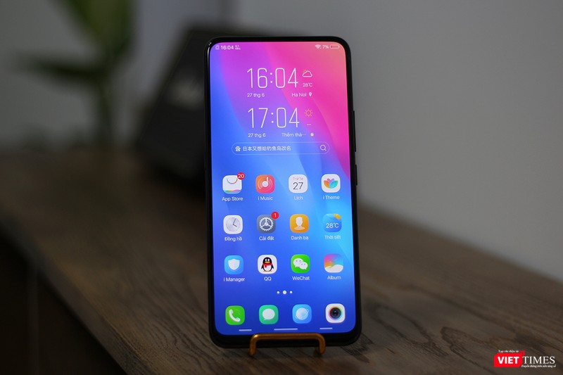 Đây là mặt trước của chiếc Vivo Nex A. Bạn nào thích điện thoại màn hình kiểu "vô cực" thì Vivo Nex A đúng là mẫu điện thoại dành cho bạn. Do giấu được camera trước không đặt ở phần viền màn hình nên Vivo Nex A có màn hình to tướng, chiếm tới hơn 91% diện tích mặt trước. Người viết rất thích màn hình này bởi nó không có tai thỏ. Đây cũng là màn hình có tỷ lệ lạ: 19,3:9. Độ phân giải Full HD+ (1080 x 2316) Đây là mặt trước của chiếc Vivo Nex A. Bạn nào thích điện thoại màn hình kiểu "vô cực" thì Vivo Nex A đúng là mẫu điện thoại dành cho bạn. Do giấu được camera trước không đặt ở phần viền màn hình nên Vivo Nex A có màn hình to tướng, chiếm tới hơn 91% diện tích mặt trước. Người viết rất thích màn hình này bởi nó không có tai thỏ. Đây cũng là màn hình có tỷ lệ lạ: 19,3:9. Độ phân giải Full HD+ (1080 x 2316)