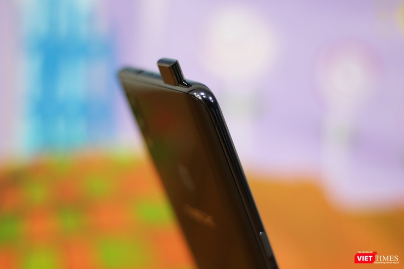 Vivo cho biết cơ cấu camera này có độ bền khoảng 50.000 lần thò ra rụt vào. Nếu mỗi ngày bạn bật camera để chụp selfie 50 lần thì bạn có thể dùng khoảng 3 năm mới hỏng. Nhưng trên thực tế, nếu bạn làm rơi điện thoại trong khi chụp ảnh, chắc bạn không cần chờ đến 3 năm đâu. Vivo cho biết cơ cấu camera này có độ bền khoảng 50.000 lần thò ra rụt vào. Nếu mỗi ngày bạn bật camera để chụp selfie 50 lần thì bạn có thể dùng khoảng 3 năm mới hỏng. Nhưng trên thực tế, nếu bạn làm rơi điện thoại trong khi chụp ảnh, chắc bạn không cần chờ đến 3 năm đâu.