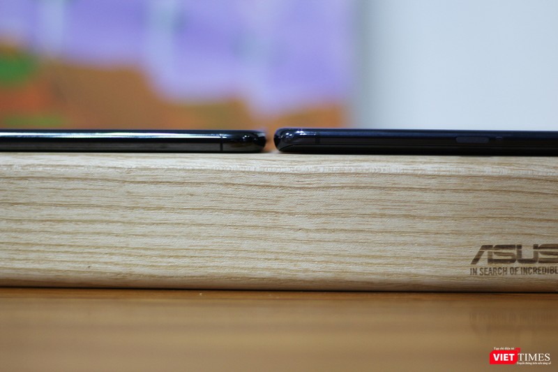 Có thể nhiều bạn thắc mắc rằng liệu mô đun camera "thò thụt" thế kia có làm cho máy dày thêm không. Chúng tôi đã thử đặt Vivo Nex A cạnh chiếc iPhone X. Kết quả là Vivo Nex A (bên phải) và iPhone X (bên trái) gần như tương đương về độ dày. Có thể nhiều bạn thắc mắc rằng liệu mô đun camera "thò thụt" thế kia có làm cho máy dày thêm không. Chúng tôi đã thử đặt Vivo Nex A cạnh chiếc iPhone X. Kết quả là Vivo Nex A (bên phải) và iPhone X (bên trái) gần như tương đương về độ dày.