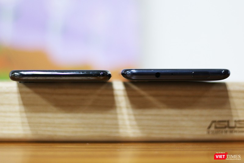 Vivo Nex A (bên phải) và iPhone X (bên trái) là "kẻ tám lạng, người nửa cân" về độ dày. Vivo Nex A (bên phải) và iPhone X (bên trái) là "kẻ tám lạng, người nửa cân" về độ dày.