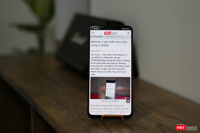 Vivo Nex A sử dụng giao diện FunTouch OS 4.0 tùy biến từ Android 8.1. Không biết có phải do lỗi bản ROM hay không mà chúng tôi thấy một số font chữ tiếng Việt trong giao diện ứng dụng bị đậm nhạt khác nhau. Khi dùng Chrome để duyệt web, máy tạo ra hai viền đen trên dưới nhìn khá dày chứ không còn "vô cực" nữa. Vivo Nex A sử dụng giao diện FunTouch OS 4.0 tùy biến từ Android 8.1. Không biết có phải do lỗi bản ROM hay không mà chúng tôi thấy một số font chữ tiếng Việt trong giao diện ứng dụng bị đậm nhạt khác nhau. Khi dùng Chrome để duyệt web, máy tạo ra hai viền đen trên dưới nhìn khá dày chứ không còn "vô cực" nữa.