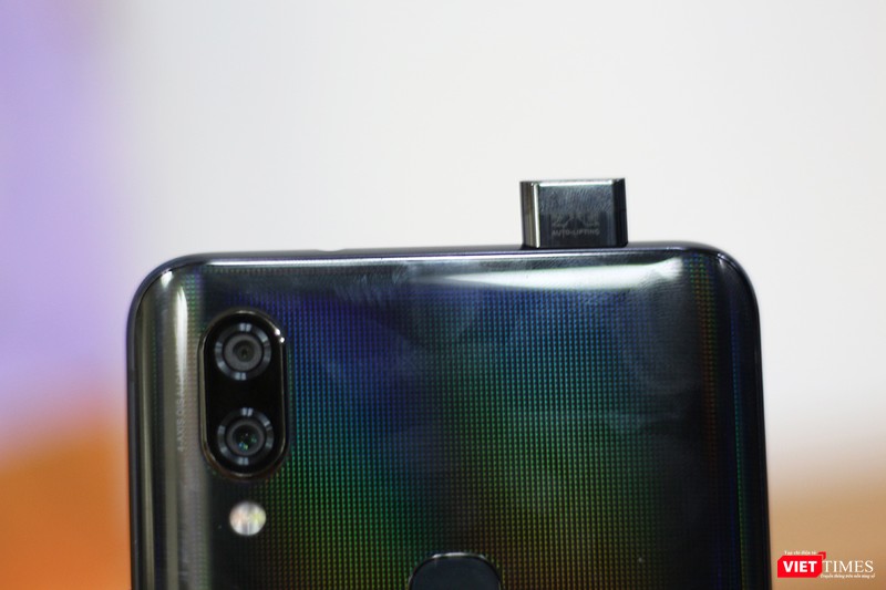 Mô đun camera "ngoi lên lặn xuống" chỉ để chưa camera selfie. Camera sau vẫn được bố trí ở mặt lưng. Mô đun camera "ngoi lên lặn xuống" chỉ để chưa camera selfie. Camera sau vẫn được bố trí ở mặt lưng.