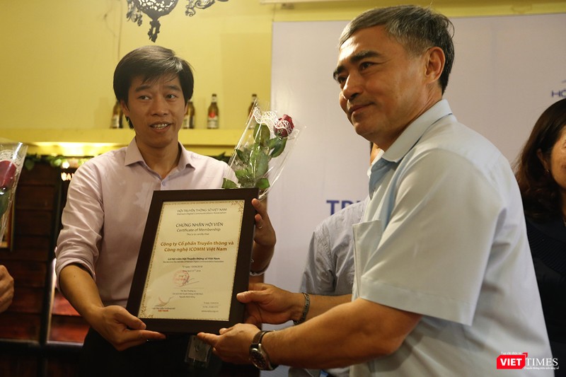 Chủ tịch VDCA trao bằng chứng nhận hội viên cho Công ty Cổ phần Truyền thông và Công nghệ ICOMM Việt Nam