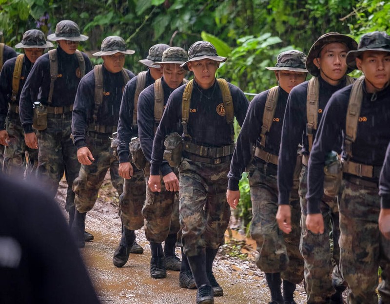 Các đội cứu hộ liên tục được đưa đến hang Tham Luang