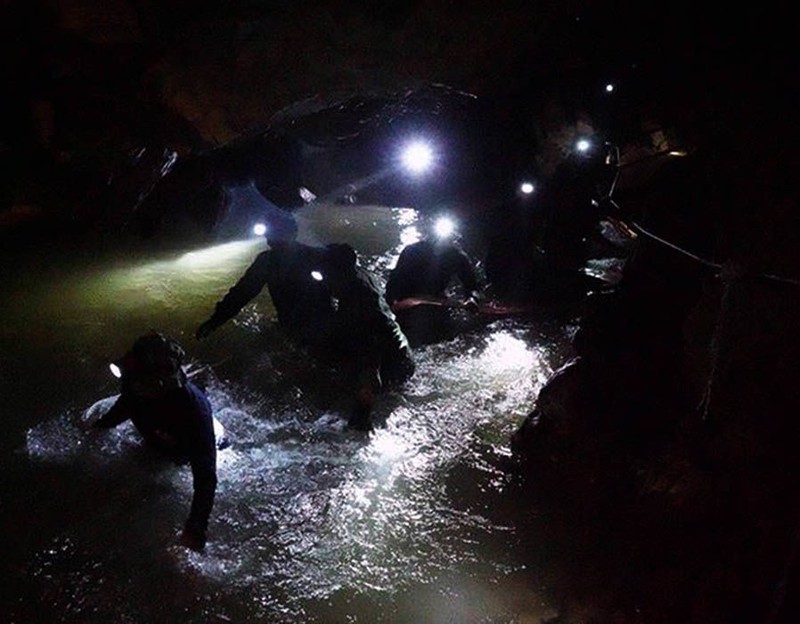 Thợ lặn tiến vào trong hang