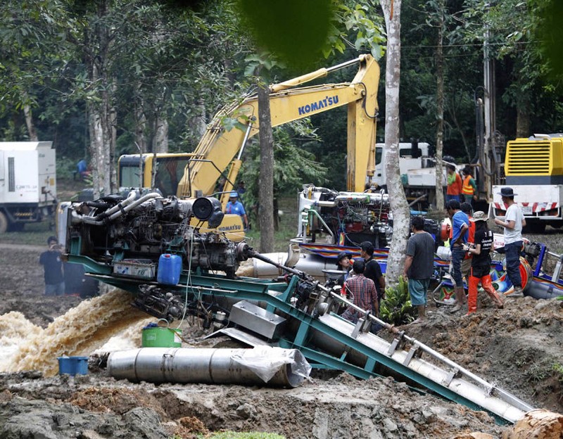 Nước liên tục được bơm ra ngoài