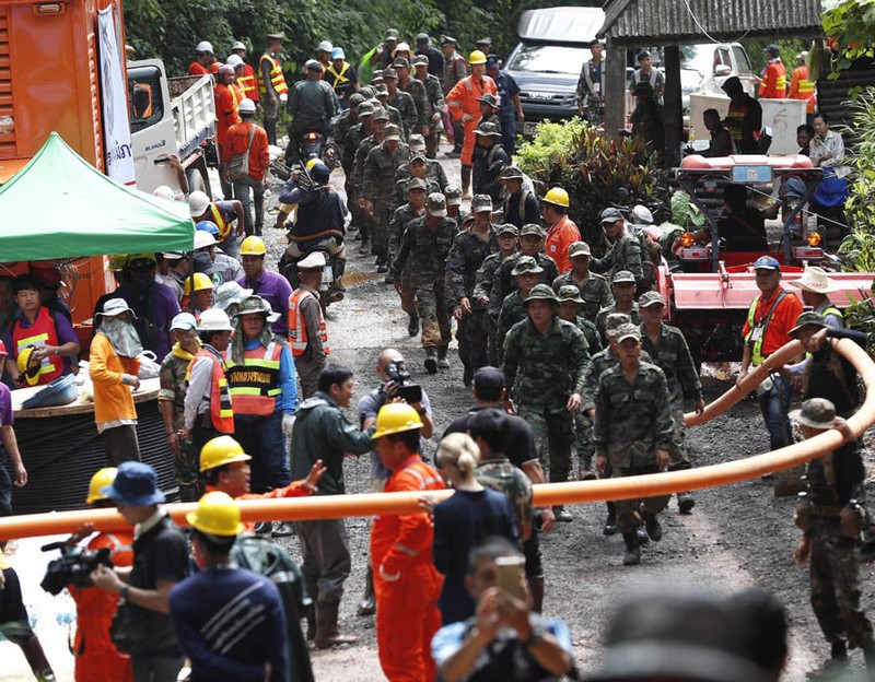 Quân đội Thái và các nhân viên cứu hộ hối hả chạy đua với thời gian để đưa các cậu bé ra ngoài