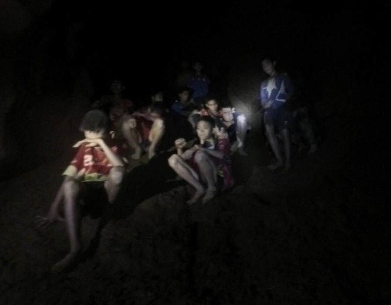 Tấm ảnh cho thấy khoảnh khắc tìm được các cậu bé trong hang