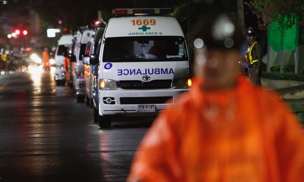 Những chiếc xe cứu thương túc trực bên đường tại tỉnh Chiang Rai