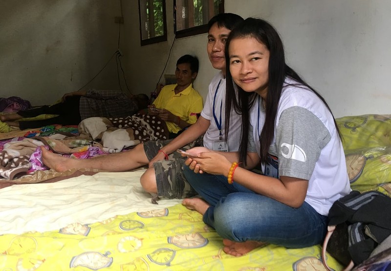 Thân nhân các cậu bé chờ đợi tin tức từ hiện trường (ảnh Reuters)