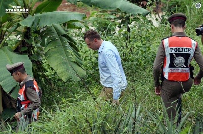 Nhà báo bị bắt giữ (ảnh: Richard Barrow)