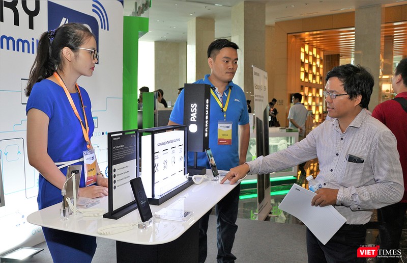 Khách hàng trải nghiệm các công nghệ mới trên Galaxy S9