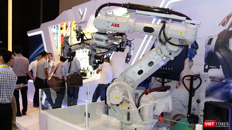 Robot công nghiệp lắp ráp xe hơi của hãng ABB