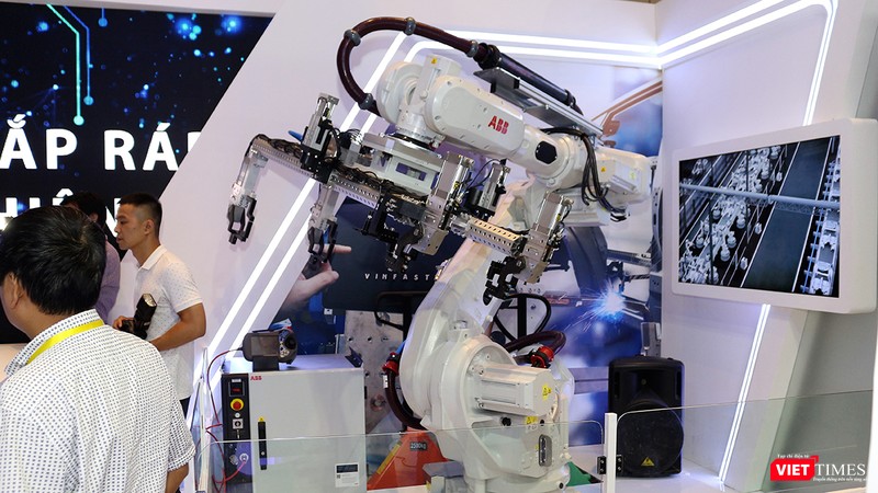 Robot này đang được tập đoàn VinGroup sử dụng trong nhà máy lắp ráp và sản xuất xe hơi mang thương hiệu VinFast