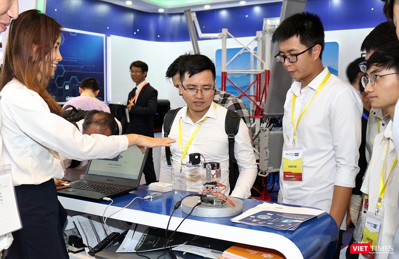 Một nhân viên trình diễn khả năng mô phỏng động tác con người của robot