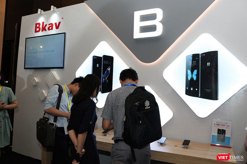 Hãng BKAV cũng đem đến triển lãm sản phẩm Bphone của mình