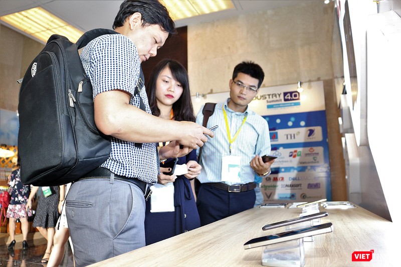 Khách hàng chăm chú trải nghiệm sản phẩm Bphone 2 của BKAV