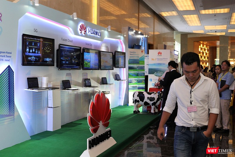 Tập đoàn Huawei cũng có sự hiện diện tại triển lãm. Trong khuôn khổ triển lãm này, Huawei sẽ phối hợp với Hội Truyền thông Số Việt Nam trao tặng 100 bộ máy tính cho 5 điểm trường khó khăn