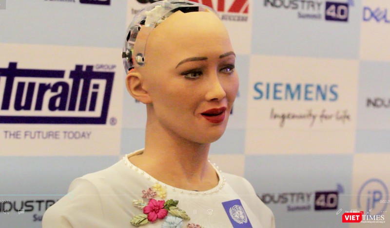 Robot Sophia trả lời phỏng vấn báo chí Việt   Nam
