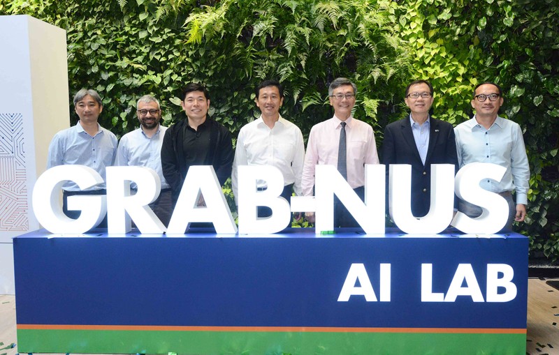 Các thành viên của NUS và Grab chụp hình lưu niệm Các thành viên của NUS và Grab chụp hình lưu niệm