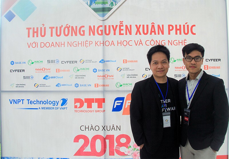 Ông Phạm Kim Hùng (bên trái) cùng đồng nghiệp tại sự kiện Thủ tướng Nguyễn Xuân Phúc giao lưu với các doanh nghiệp khoa học và công nghệ năm 2018. Ông Phạm Kim Hùng (bên trái) cùng đồng nghiệp tại sự kiện Thủ tướng Nguyễn Xuân Phúc giao lưu với các doanh nghiệp khoa học và công nghệ năm 2018.