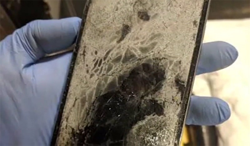 Điện thoại của cô Prehn bị sét đánh cháy đen (ảnh: TH Mỹ)