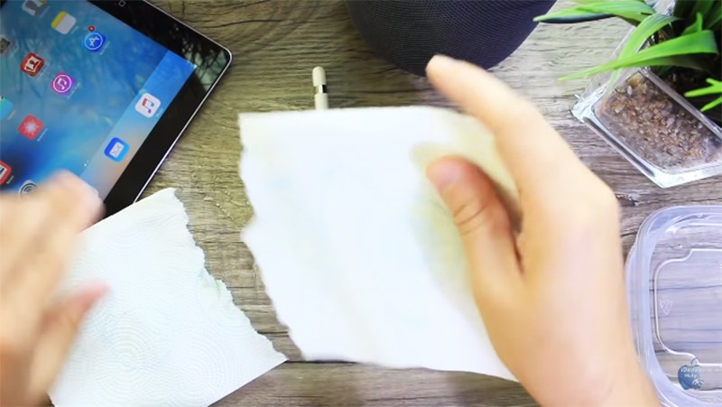 Xé đôi tờ giấy ăn