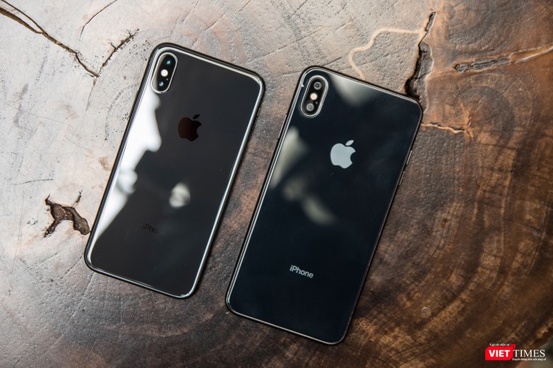 So sánh mặt lưng của hai thiết bị