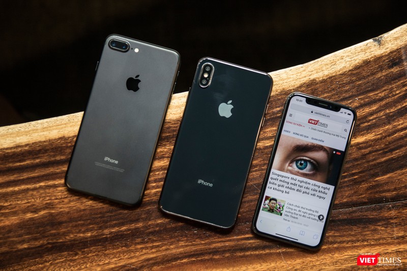 Còn đây là bộ 3 sản phẩm gồm: iPhone 7 Plus, iPhone X Plus và iPhone X
