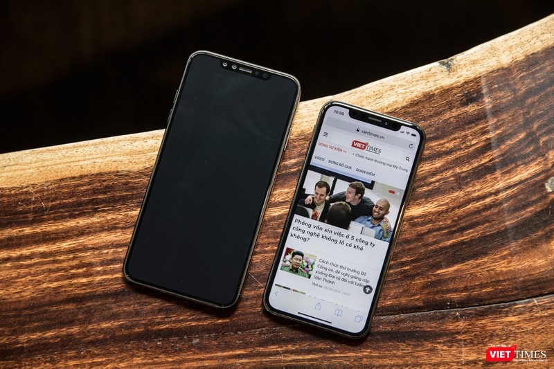 Đây là bản mẫu iPhone X Plus "đọ dáng" với iPhone X. Chúng ta có thể thấy kích thước phiên bản Plus này lớn hơn hẳn iPhone X