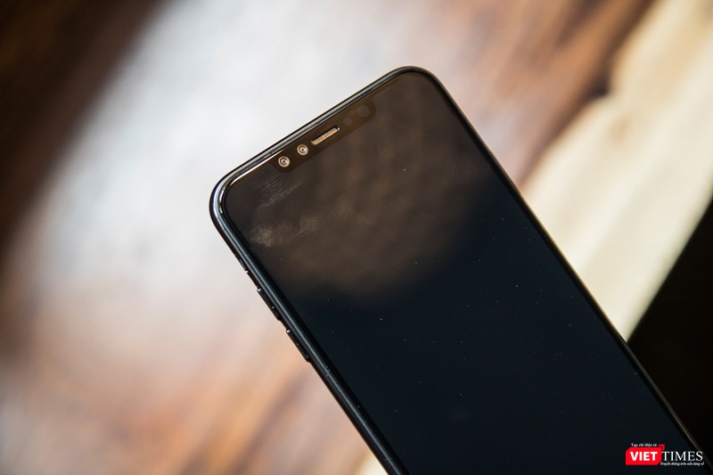 Các đường viền và góc của iPhone X Plus cũng được bo tròn giống hệt iPhone X. Không có sự thay đổi đáng kể về thiết kế so với smartphone tiền nhiệm