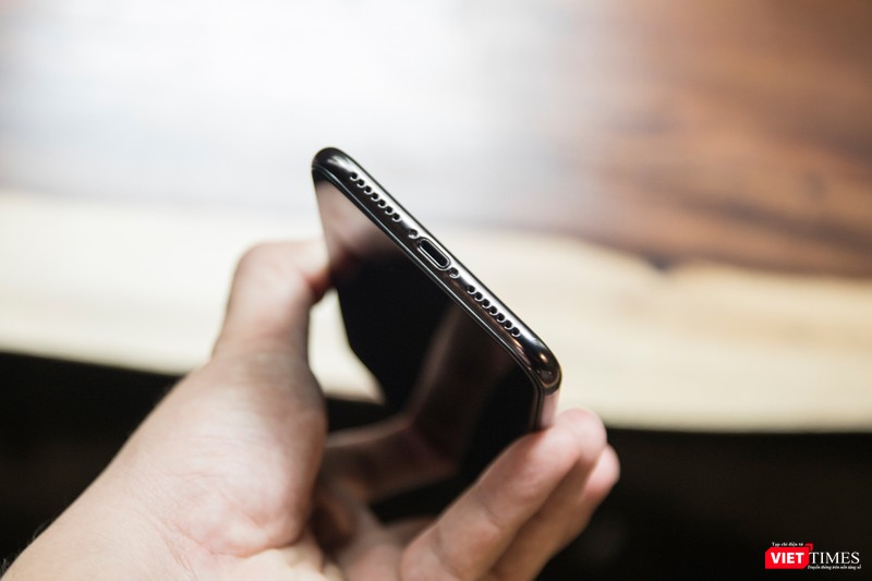 Cạnh đáy của iPhone X Plus cũng không có gì đặc biệt khi nó vẫn sử dụng kết nối Lightning thay vì USB-C như nhiều tin đồn trước đây