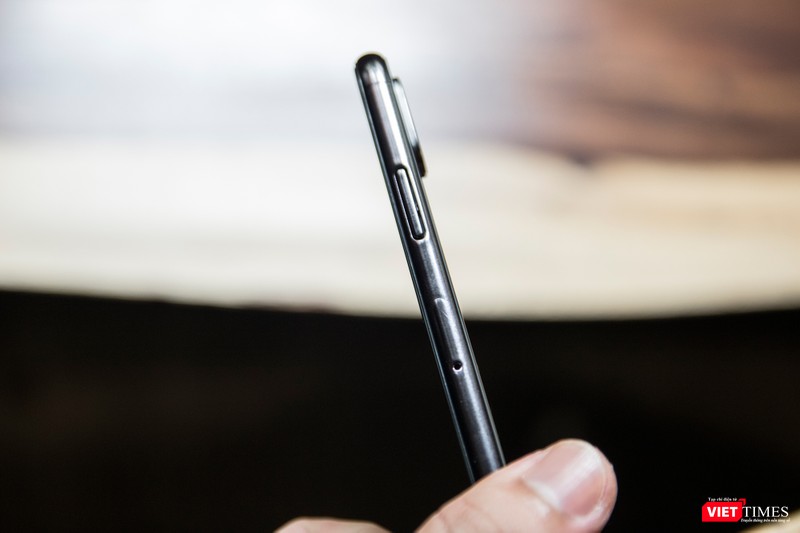 Cạnh viền phải với nút nguồn và khe SIM