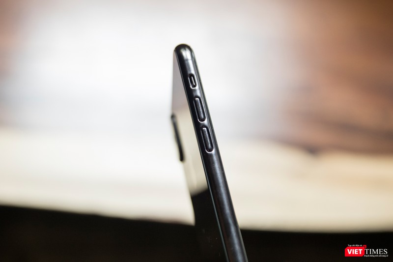 Cạnh trái với phím tăng giảm âm lượng