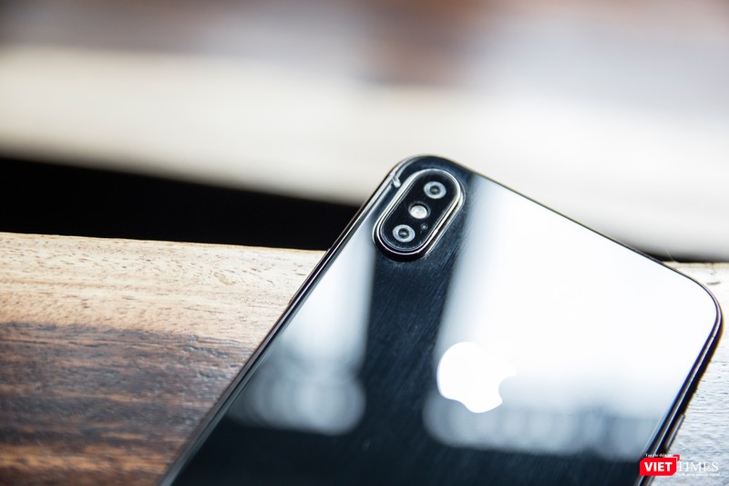 Mặt lưng của iPhone X Plus được làm bằng kính nhằm hỗ trợ sạc không dây. Cụm camera được đặt dọc giống như iPhone X