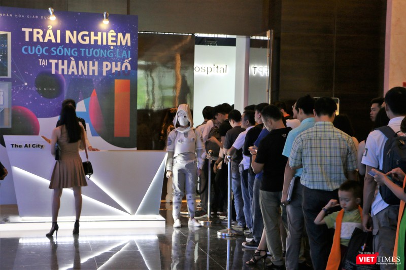 Những người yêu công nghệ xếp hàng dải để được trải nghiệm "Trạm không gian" FPT