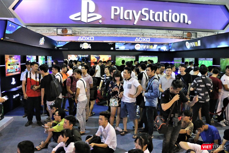 Gian hàng thiết bị game PlayStation đông nghịt người